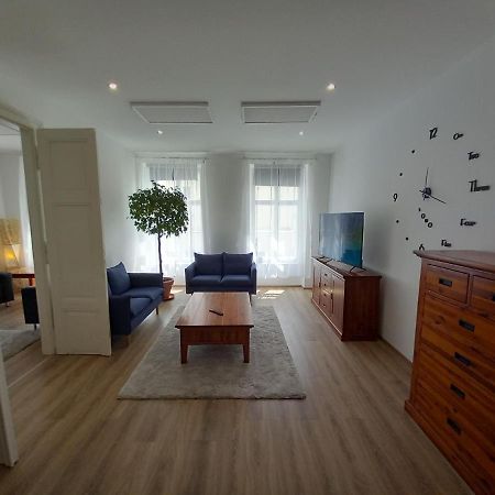 Korvin One Apartman Pápa Esterno foto