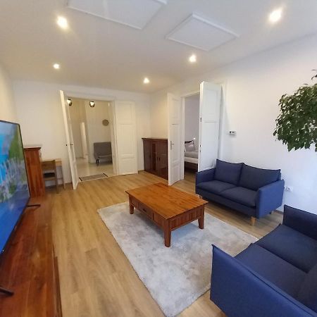 Korvin One Apartman Pápa Esterno foto