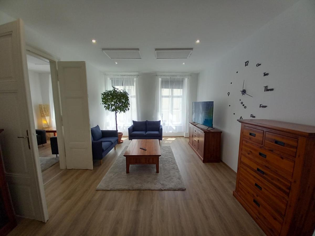 Korvin One Apartman Pápa Esterno foto