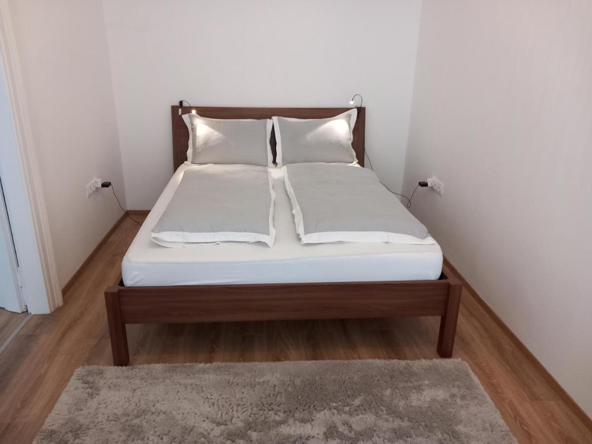 Korvin One Apartman Pápa Esterno foto