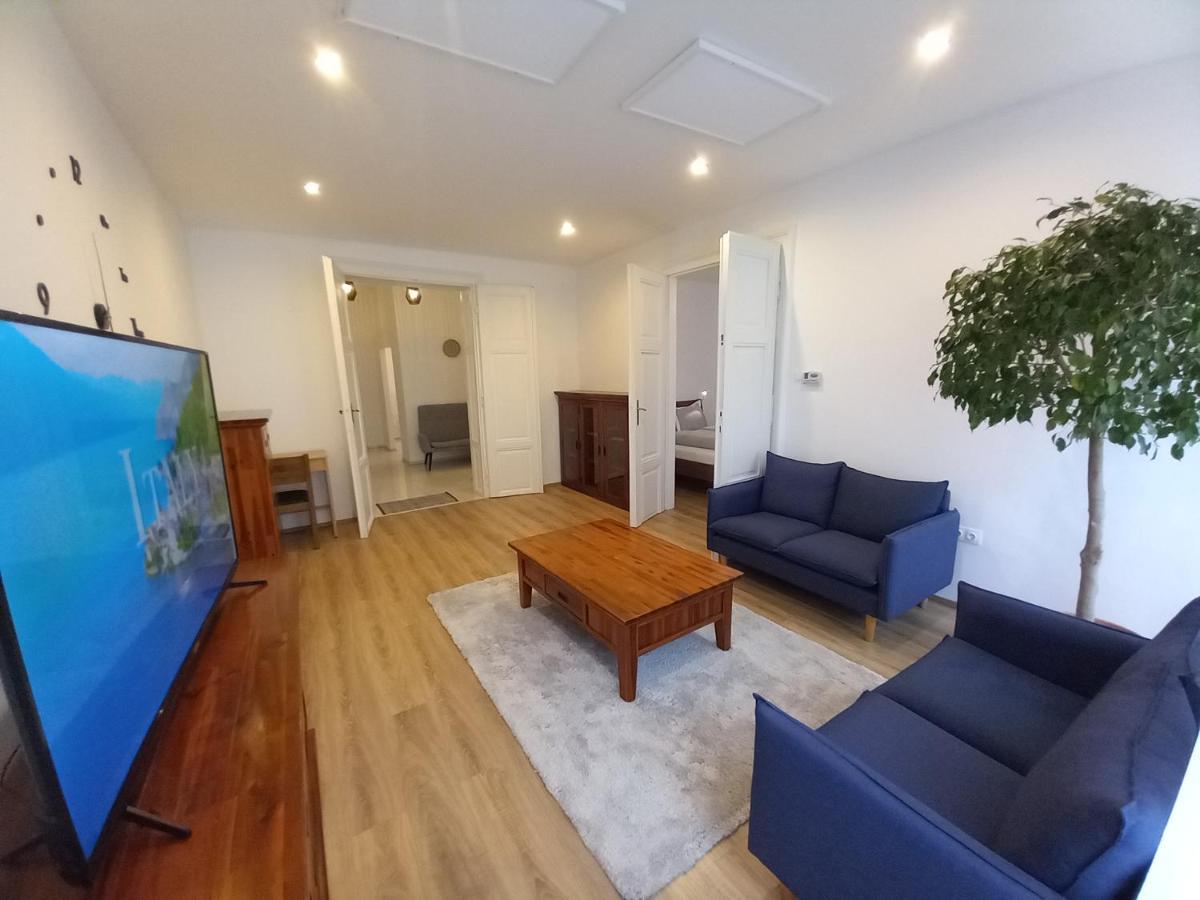 Korvin One Apartman Pápa Esterno foto
